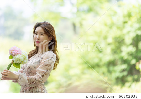 一個美麗的韓國女人的樣子，公園散步 60502935