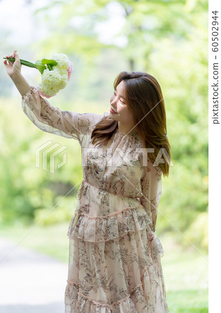 The look of a beautiful Korean woman, a park walk 60502944