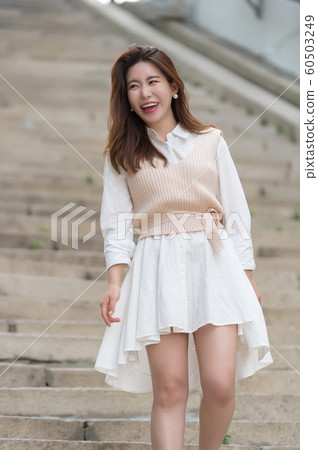 一個美麗的韓國女人的樣子,公園散步 一個美麗的韓國女人的樣子,公園散步 60503249