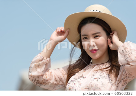 The look of a beautiful Korean woman, a park walk 60503322