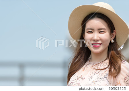 一個美麗的韓國女人的樣子，公園散步 60503325