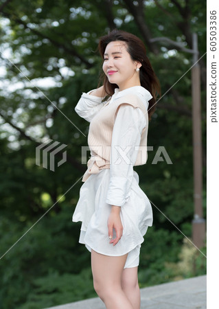 一個美麗的韓國女人的樣子,公園散步 一個美麗的韓國女人的樣子,公園散步 60503386