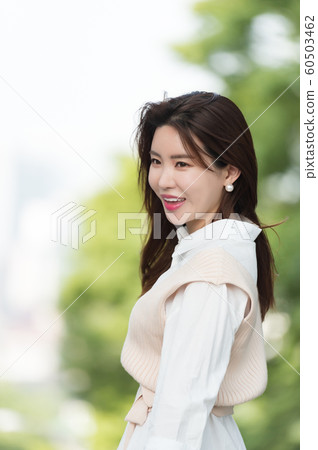 The look of a beautiful Korean woman, a park walk 60503462
