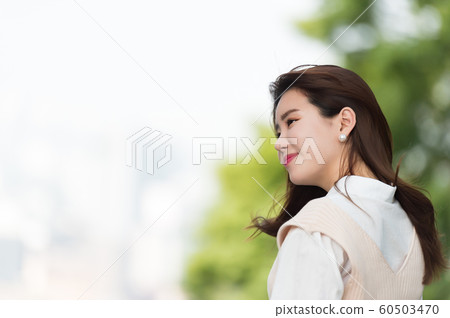 The look of a beautiful Korean woman, a park walk 60503470