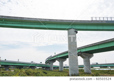 交界處高速公路高架橋墩墩土木工程 交界處高速公路高架橋墩墩土木工程 60503524