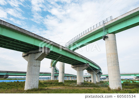 交界處高速公路高架橋墩墩土木工程 60503534