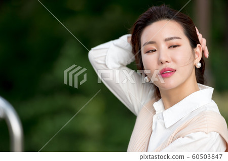一個美麗的韓國女人的樣子，公園散步 60503847