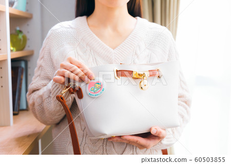 在袋子上貼上產婦標誌的婦女 60503855