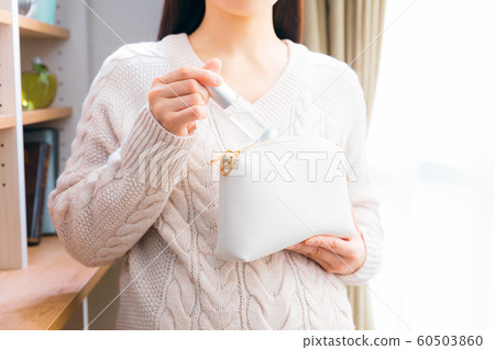 孕婦把噴霧放袋 孕婦把噴霧放袋 60503860