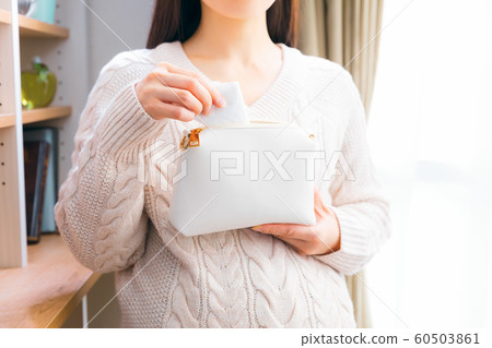 出生準備孕婦將購物袋放在郵袋中 出生準備孕婦將購物袋放在郵袋中 60503861