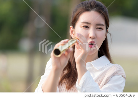 一個美麗的韓國女人的樣子，公園散步 60504169