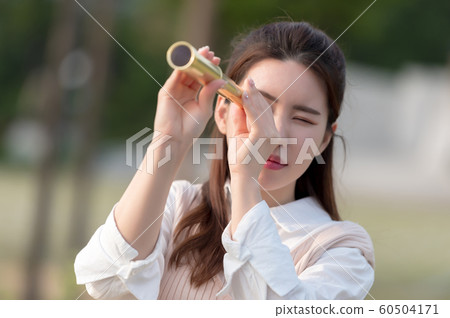 一個美麗的韓國女人的樣子，公園散步 60504171