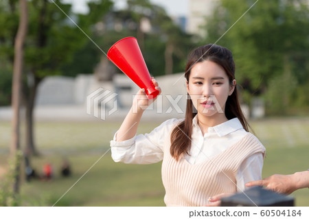 一個美麗的韓國女人的樣子，公園散步 60504184