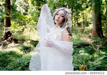 森林裡的女人 60504212