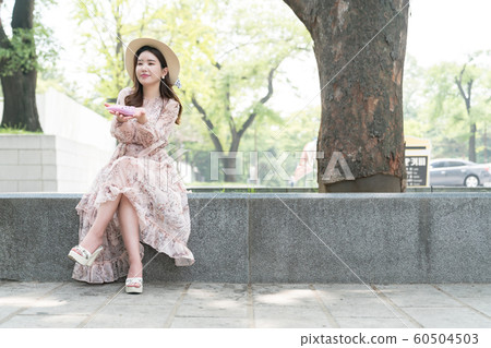The look of a beautiful Korean woman, a park walk 60504503