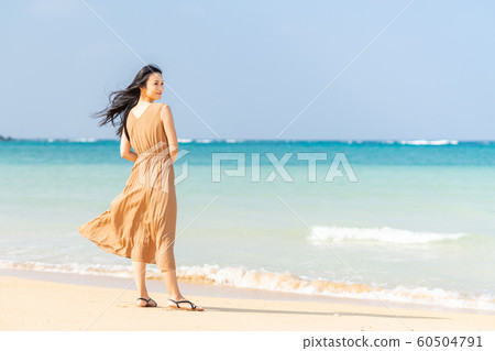 young woman      60504791