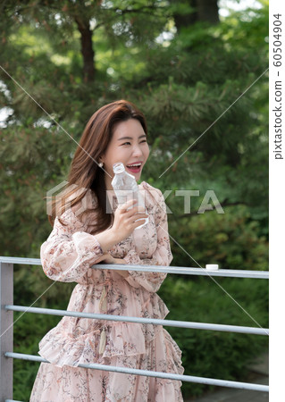 The look of a beautiful Korean woman, a park walk 60504904