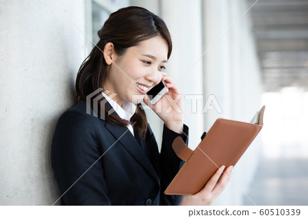 年輕女性上班族OL 年輕女性上班族OL 60510339