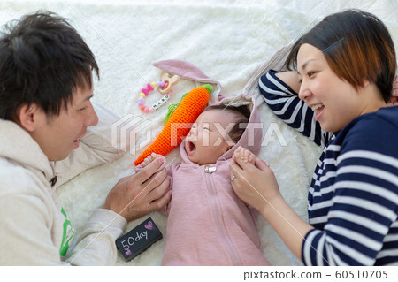 家庭照片睡覺姿勢 60510705