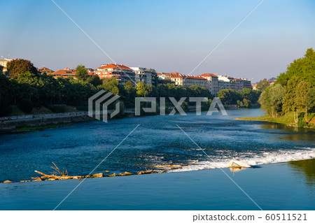 都靈波河和晚上的城市景觀 60511521