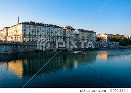 都靈波河和晚上的城市景觀 60511524