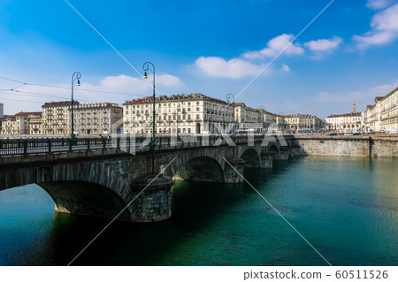 都靈維托里奧·埃馬努埃萊一世橋和維托里奧·威尼托廣場 60511526