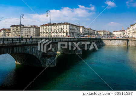 都靈維托里奧·埃馬努埃萊一世橋和維托里奧·威尼托廣場 60511527