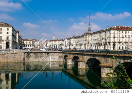 都靈維托里奧·埃馬努埃萊一世橋和維托里奧·威尼托廣場 60511529