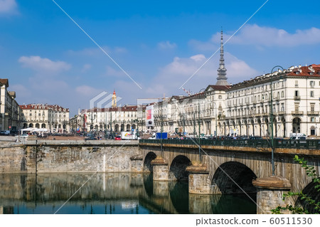 都靈維托里奧·埃馬努埃萊一世橋和維托里奧·威尼托廣場 60511530