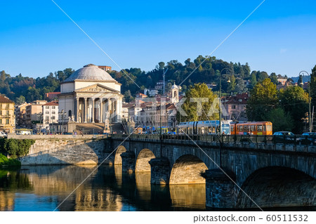 都靈波河和晚上格蘭迪爾迪奧教堂 60511532