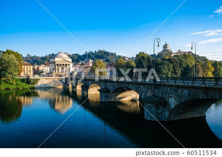 都靈波河和晚上格蘭迪爾迪奧教堂 60511534