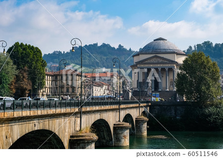 都靈波河和格蘭麥迪迪奧教堂 都靈波河和格蘭麥迪迪奧教堂 60511546