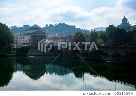 都靈波河和格蘭麥迪迪奧教堂 60511549