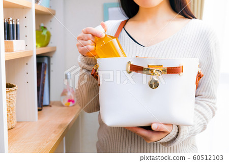 一個女人把塑料瓶飲料放在碗裡，茶涼茶 60512103