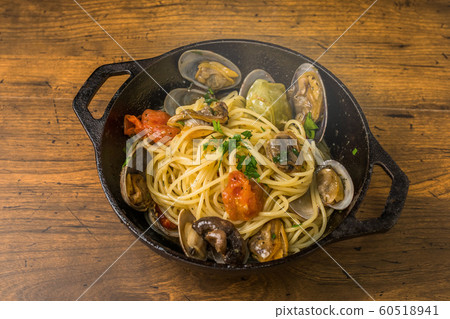 Asari garlic grilled talian using clams oil grilled 60518941
