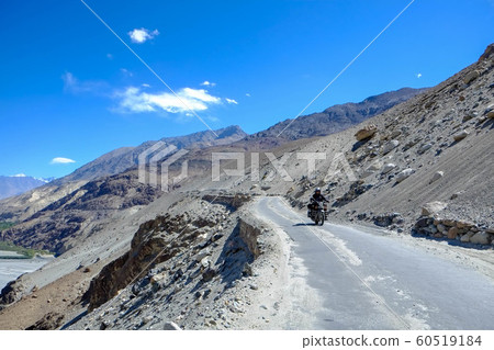 從印度最北端的拉達克到巴基斯坦邊境的公路，騎著自行車穿過Cardonra Pass和Nubra Valley 60519184