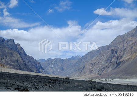 從印度最北端的拉達克到巴基斯坦邊境的公路，騎著自行車穿過Cardonra Pass和Nubra Valley 60519216