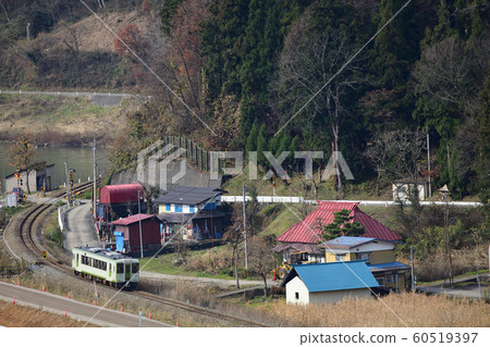 Local train on the Iiyama Line going through the curve village 60519397