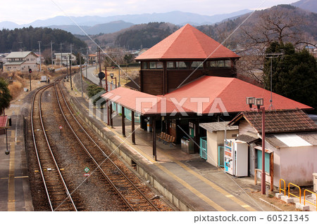 從立交橋觀看八Ya線名作站的車站大樓和站台（5） 60521345