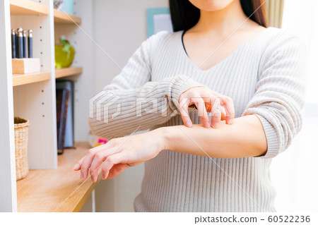 女人撓她的手臂 女人撓她的手臂 60522236