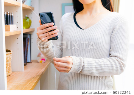 Woman 2 to insert / remove cable Woman 2 to insert / remove cable 60522241