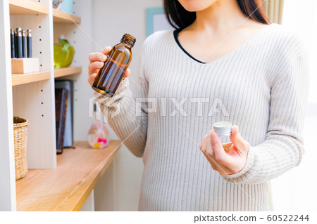 一個女人喝能量飲料 60522244