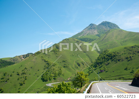 山梨高速公路的鮮綠 山梨高速公路的鮮綠 60522723