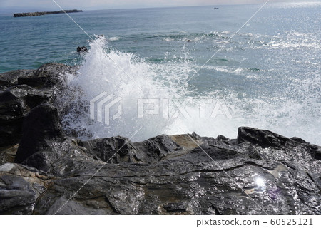 Wave spray on the beach Wave spray on the beach 60525121