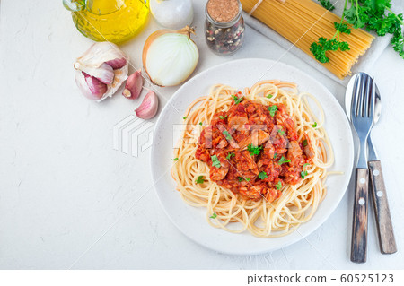 Spaghetti with tuna and tomato basil sauce 60525123