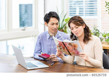 Household management Household account book Consultation with couple Household management Household account book Consultation with couple 60526739