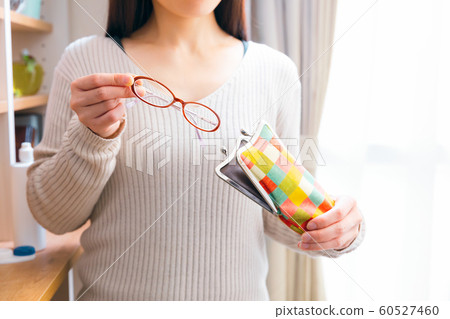 Women who take off their glasses 60527460