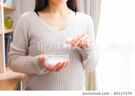 女人做小蘇打糊水漂白劑 女人做小蘇打糊水漂白劑 60527470