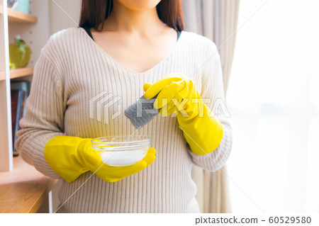 女人把鋼絲絨放在小蘇打醬上 60529580