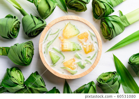 Thai dessert (Lod Chong), rice flour pandan flavor and sliced melon fruit in coconut milk 60531080